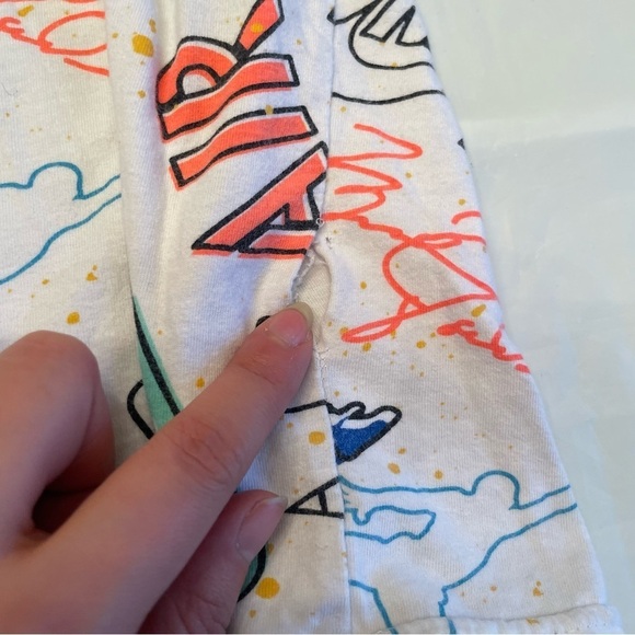 🌈 Jordan Logo White Tee  for the 90s Vibe! Boys Size LG🕹️ - Picture 9 of 10